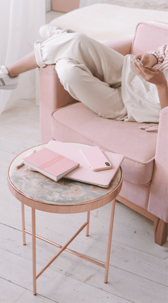 pink coffee table 2 Cute Pink Dorm Room Decor Ideas You'll Love