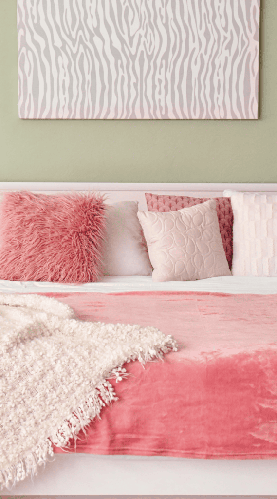 pink pillows 4 Cute Pink Dorm Room Decor Ideas You'll Love