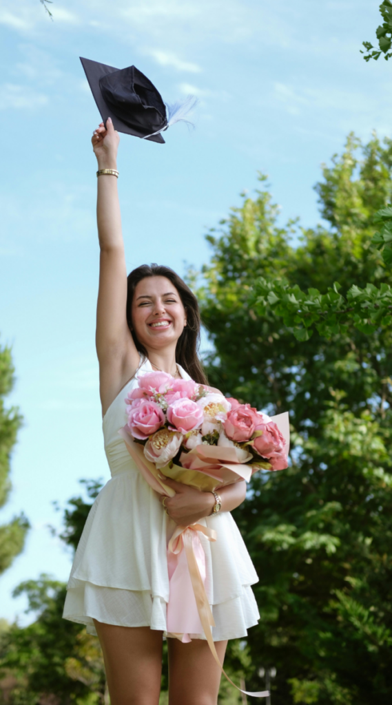 17 2 Cute Graduation Outfit Ideas