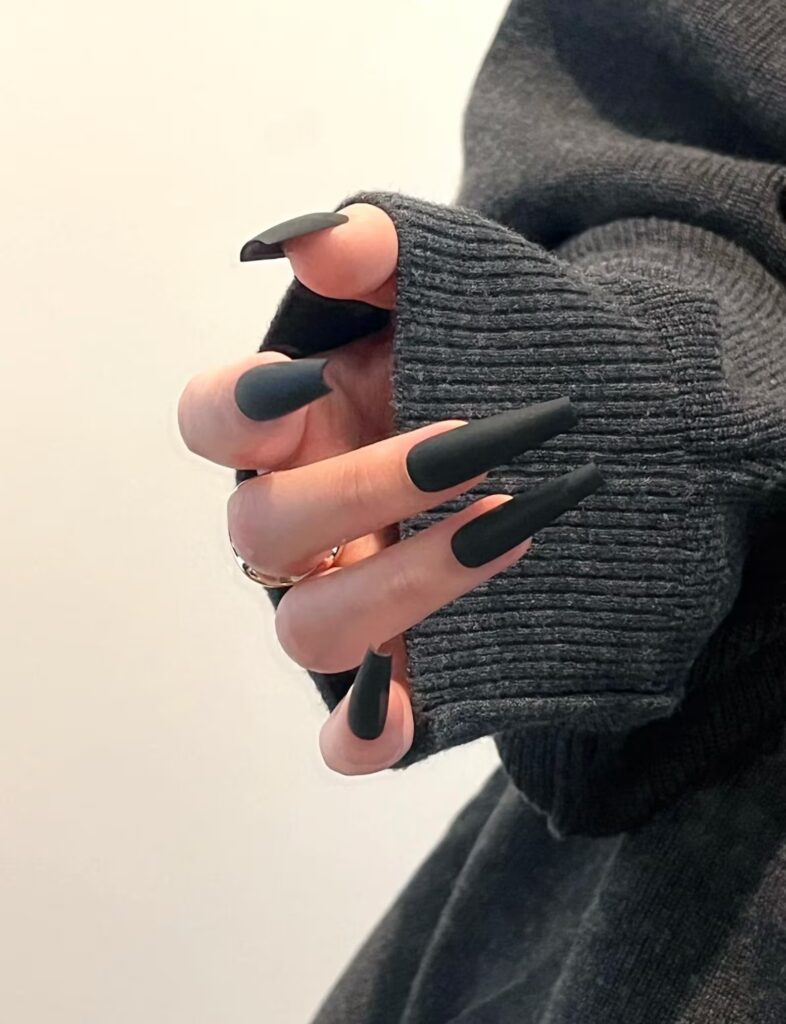 1 Edgy Black Nails Inspo