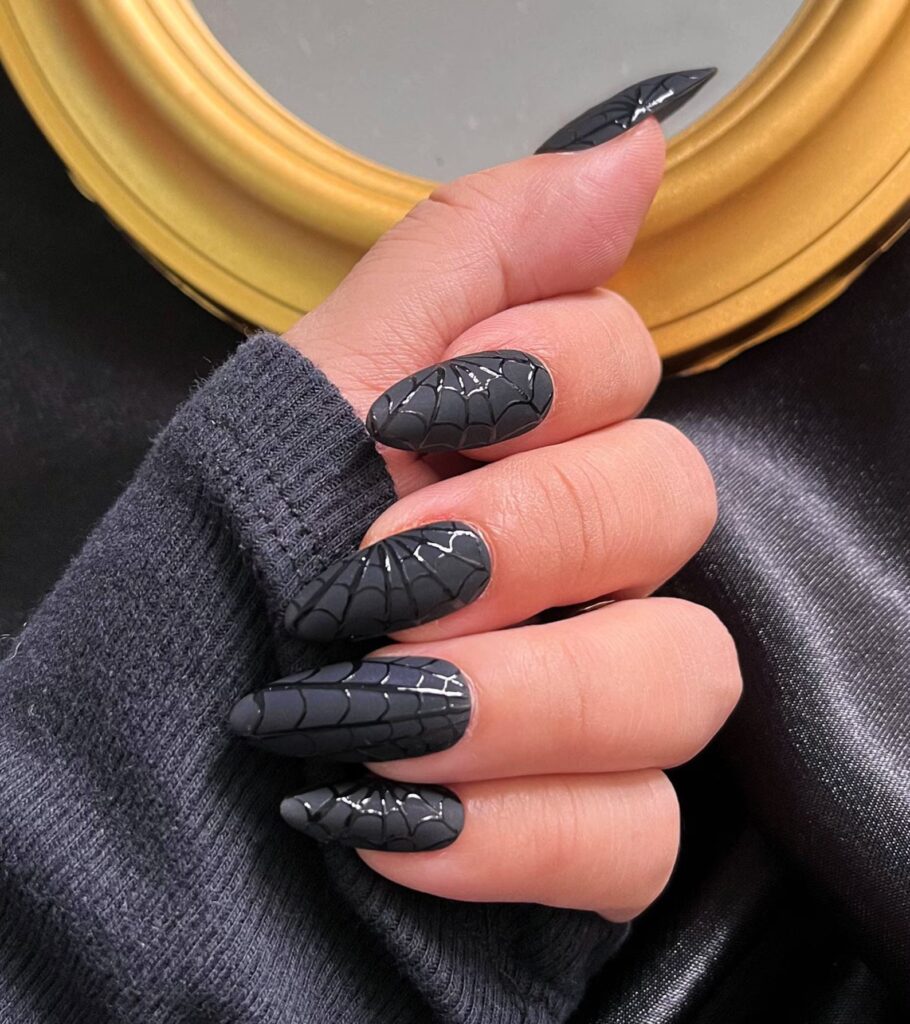 2 Edgy Black Nails Inspo