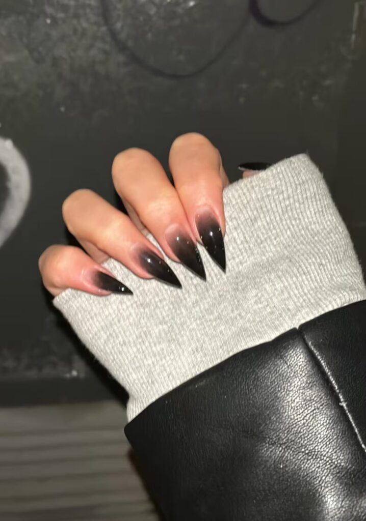 4 Edgy Black Nails Inspo