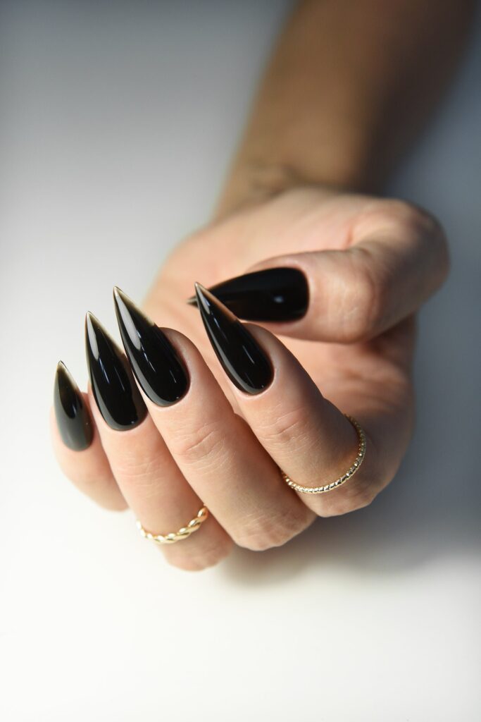 5 Edgy Black Nails Inspo