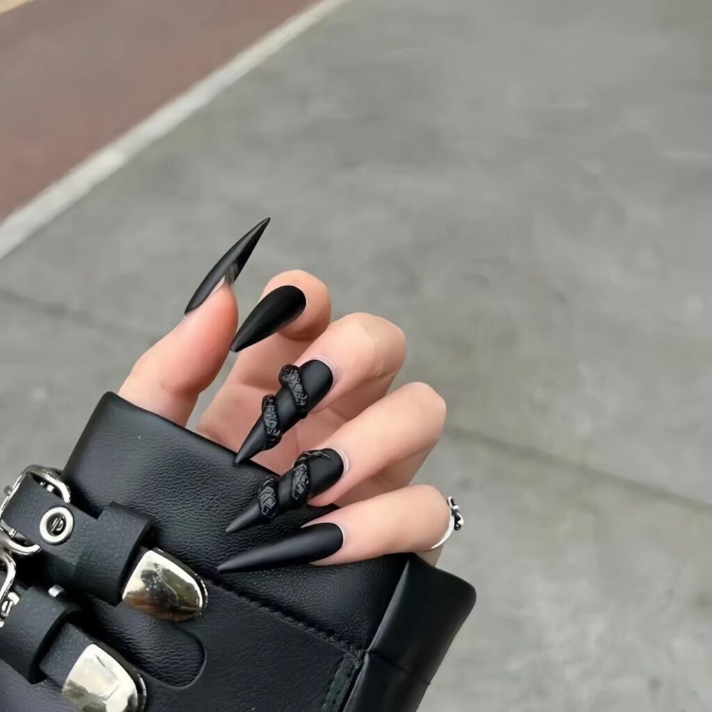 6 Edgy Black Nails Inspo