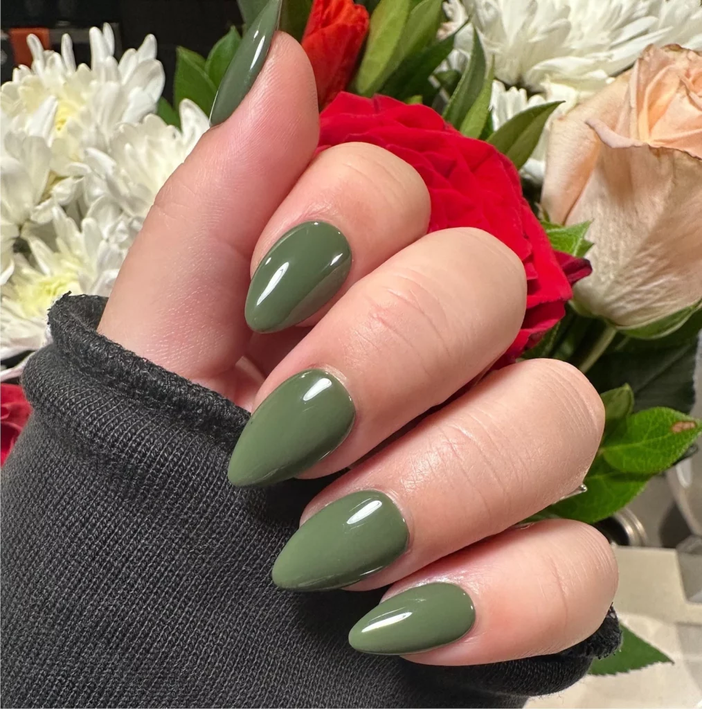 7 4 Gorgeous Green Nails Inspo