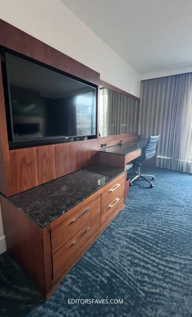 hilton doubletree victoria hotel suite TV